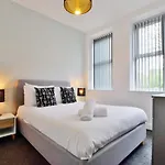 Spacious 2-Br Close To Salford Royal Hospital