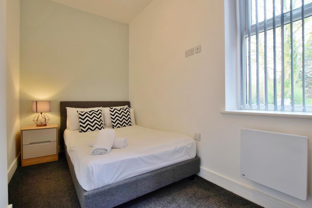 Apartment Spacious 2-br Close To Salford Royal Hospital *