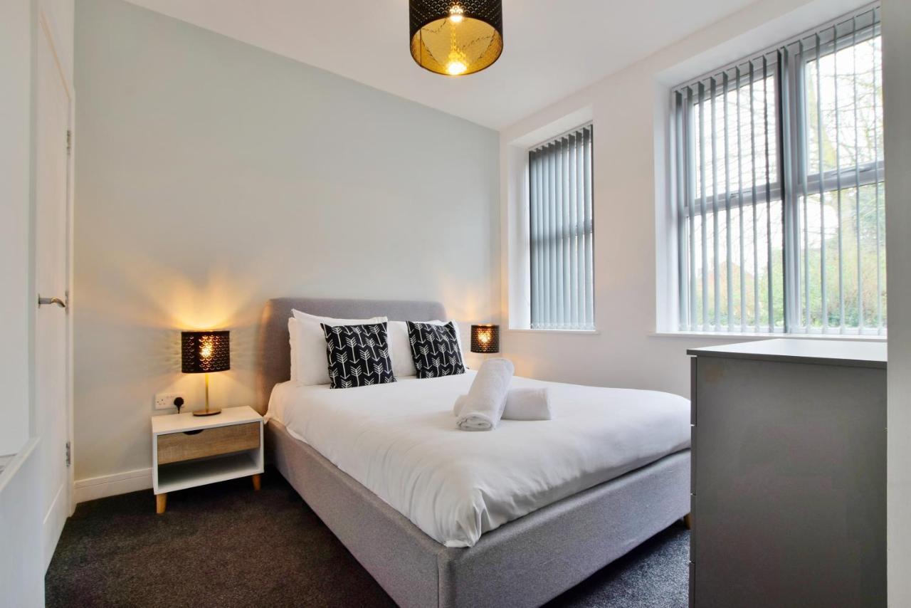 Spacious 2-br Close To Salford Royal Hospital