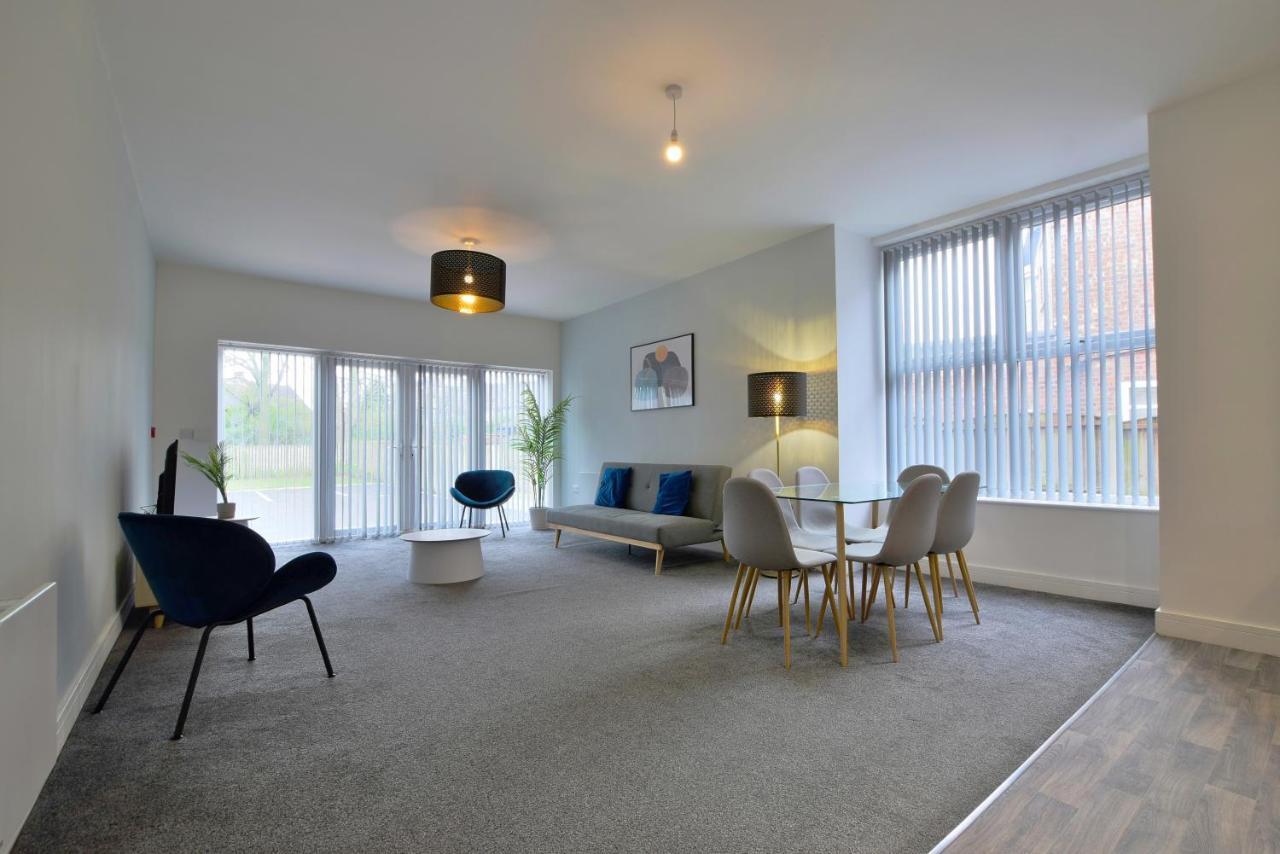 Spacious 2-br Close To Salford Royal Hospital Apartment Manchester