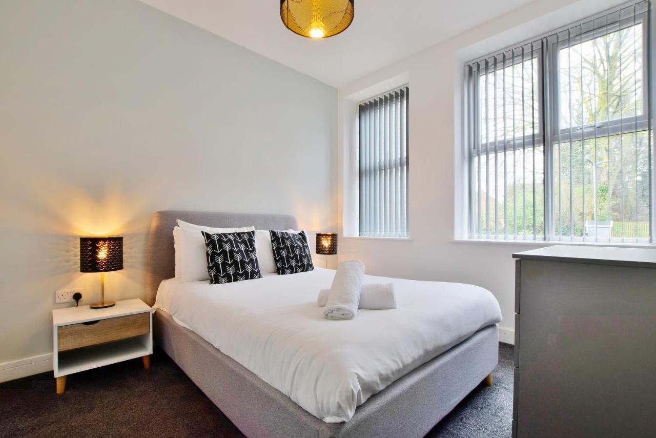 Spacious 2-br Close To Salford Royal Hospital Manchester